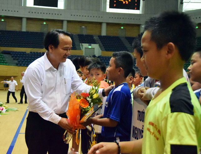 Giám đốc Sở GD&ĐT Nguyễn Đình Vĩnh tặng hoa và động viên các đội bóng trước giờ thi đấu