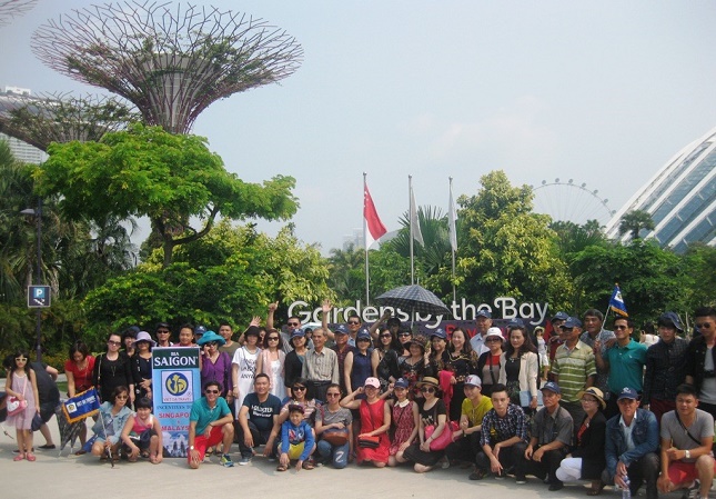 Đoàn tour khen thưởng của công ty Bia Sài Gòn miền Trung đi thăm quan Singapore và Malaysia cùng Vietdatravel.