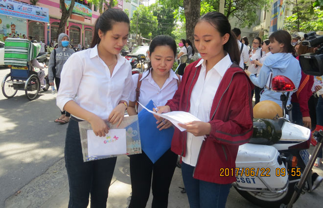 Thí sinh Trần Thị Mỹ Hạnh và mẹ trao đổi về đề thi tại điểm Trường THPT Trần Phú.