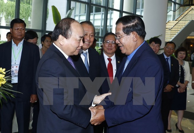 Thủ tướng Nguyễn Xuân Phúc tiễn Thủ tướng Chính phủ Hoàng gia Campuchia Samdech Techo Hun Sen. (Ảnh: Thống Nhất/TTXVN) 