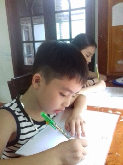 Ngoài chăm chỉ ở lớp học thêm, về nhà các bé còn luyện viết, luyện đọc… mới có thể theo kịp chương trình học ở lớp. (Ảnh mang tính minh họa cho bài viết)