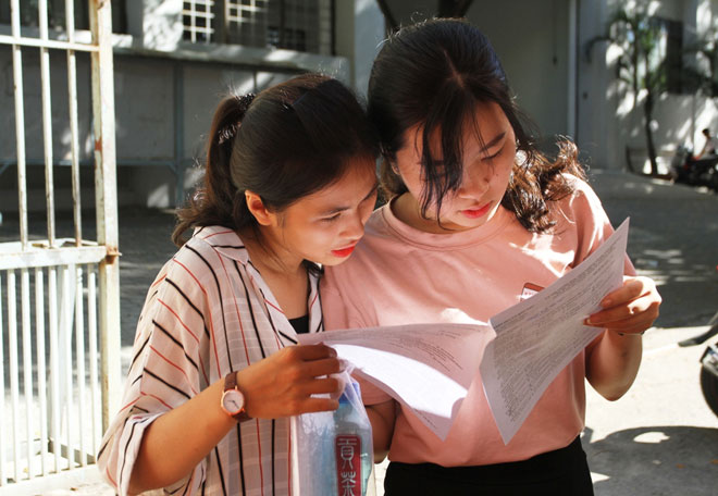 Thí sinh tại điểm thi THPT Phan Châu Trinh đang xem lại đề thi môn Tiếng Anh.