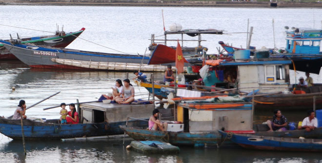 Từ rất sớm, nhiều người đã di chuyển ra các ghe, thuyền ở khu vực phường Thuận Phước, quận Hải Châu để xem pháo hoaa