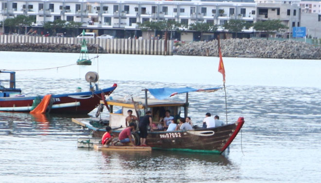 Nhiều người tập trung trên các ghe thuyền ở gần cầu Thuận Phước chờ xem pháo hoa 1