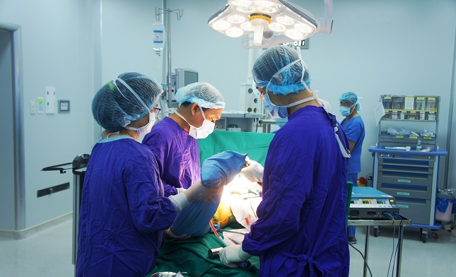 BS Nguyễn Minh Sơn phẫu thuật cho anh Nguyễn Văn Trung trong phòng mổ của bệnh viện ĐKQT Vinmec Nha Trang với hệ thống khí sạch áp lực dương đảm bảo vô trùng tuyệt đối 