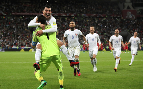 Claudio Bravo đã đẩy được 3 quả phạt 11m và giúp Chile đánh bại Bồ Đào Nha với tỷ số 3-0, qua đó thẳng tiến chung kết Confederations Cup 2017. (Ảnh: Getty)