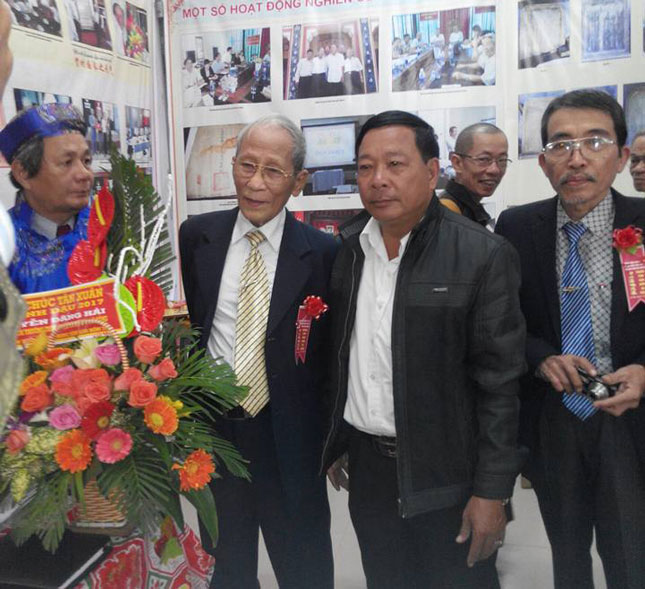 Ông Huỳnh Phương Bá (thứ 2 từ trái sang) tại gian hàng của Trung tâm Hán Nôm Đà Nẵng, nhân Ngày hội giao lưu Ngôn ngữ tháng 1-2017. (Ảnh nhân vật cung cấp)