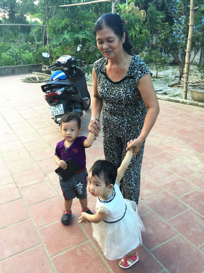Cô Trần Thị Minh Chung chăm sóc thương yêu các cháu như ngày xưa chăm lo cho các con mình.