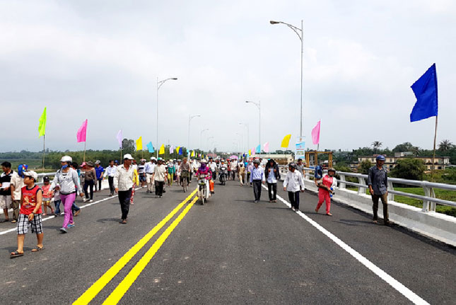 Sau bao nhiêu chờ đợi, người dân đã được bước đi trên chiếc cầu nối đôi bờ sông Thu Bồn. Ảnh: Internet