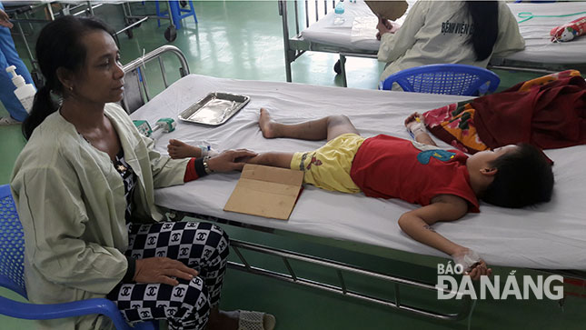 Người lớn nên chú ý đến trẻ em để tránh những tai nạn thương tâm trong dịp hè. Trong ảnh: Một bệnh nhi bị rắn cắn điều trị tại Bệnh viện Phụ sản-Nhi Đà Nẵng.