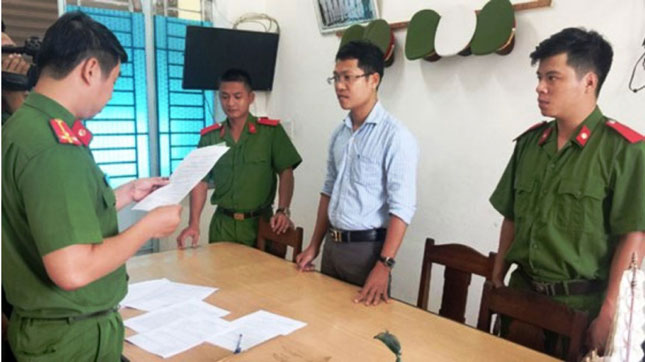 Cơ quan Cảnh sát điều tra đọc lệnh khởi tố và bắt giam Nguyễn Văn Thuận vì hành vi lừa đảo xin việc làm để chiếm đoạt hơn 1 tỷ đồng.
