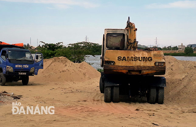 Bến cát ven đường Thăng Long (quận Cẩm Lệ) gần như ngừng hoạt động cung cấp cát ra thị trường vì thiếu nguồn cung. 