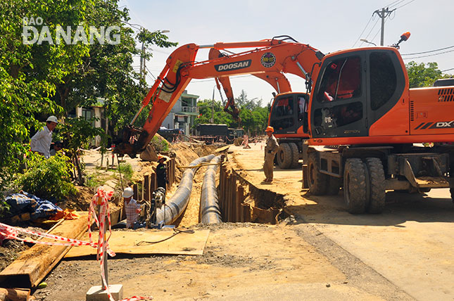 Thi công hệ thống thoát nước đường Mai Đăng Chơn (quận Ngũ Hành Sơn), một trong những công trình chậm giải ngân.