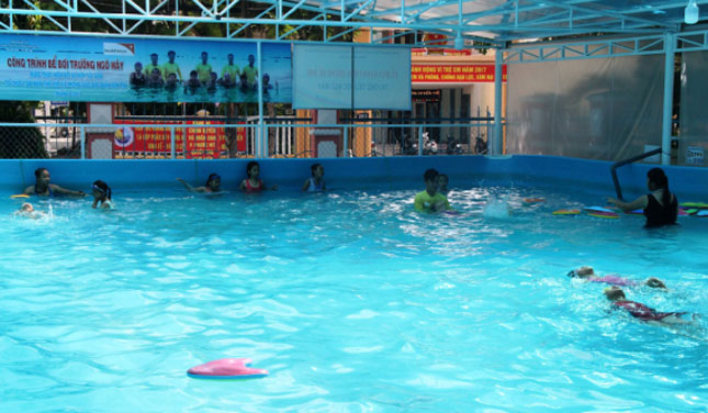 Học sinh học bơi tại Trường tiểu học Ngô Mây (quận Sơn Trà).