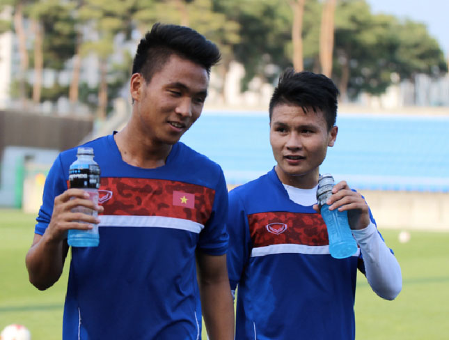 Những cầu thủ U20 như Quang Hải (phải) vẫn phải nỗ lực nếu muốn được HLV Hữu Thắng lựa chọn.                          Ảnh: NGUYÊN HUY