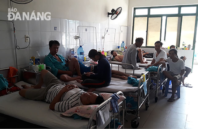 Nhiều bệnh viện trên địa bàn thành phố đang rơi vào tình trạng quá tải. Trong ảnh: Khoa Ngoại thần kinh, Bệnh viện Đà Nẵng luôn trong tình trạng quá tải.