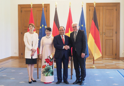 Tổng thống CHLB Đức Frank-Walter Steinmeier và Phu nhân tiếp Thủ tướng Nguyễn Xuân Phúc và Phu nhân. Ảnh: VGP/Quang Hiếu 