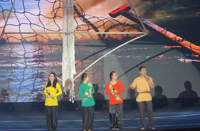 Nam ca sĩ - diễn viên Quý Bình sẽ tái ngộ công chúng Đà Nẵng với ca khúc Bà mẹ Gạc Ma (Nguyễn Đình Hoàng) trong chương trình nghệ thuật của đoàn TP. Hồ Chí Minh biểu diễn bên lề liên hoan.