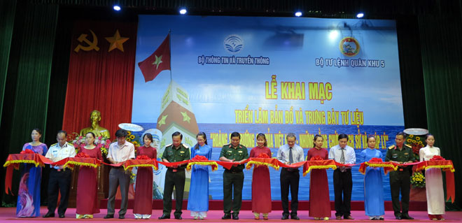 Thứ trưởng Bộ Thông tin và Truyền thông Phan Tâm cùng các đại biểu cắt băng khai mạc triển lãm “Hoàng Sa, Trường Sa của Việt Nam – Những bằng chứng lịch sử và pháp lý”