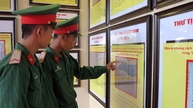 Các chiến sỹ say sưa tìm hiểu về các văn bản do triều đình phong kiến Việt Nam ban hành