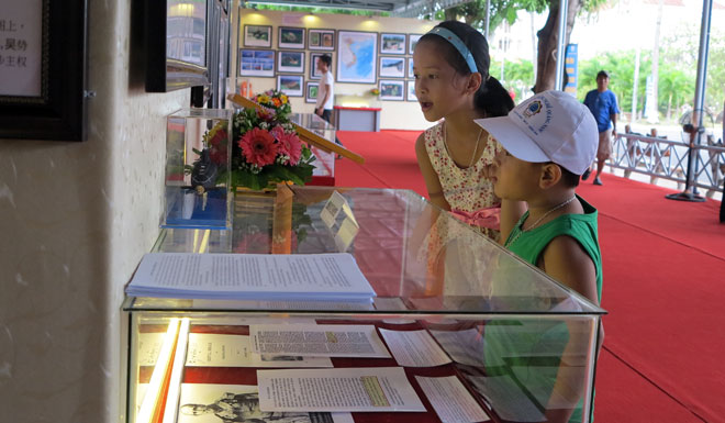 Không chỉ hấp dẫn người lớn, triển lãm “Hoàng Sa, Trường Sa của Việt Nam – Những bằng chứng lịch sử và pháp lý” còn thu hút sự quan tâm của các bạn nhỏ