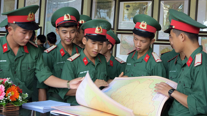 Các chiến sỹ cùng nhau tìm hiểu về các bằng chứng lịch sử và pháp lý vững chắc chứng minh chủ quyền Hoàng Sa, Trường Sa là của Việt Nam