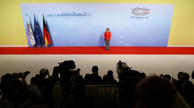 Đại diện nước chủ nhà, Thủ tướng Đức Angela Merkel, đứng trên thảm đỏ chào đón các nhà lãnh đạo thế giới về dự hội nghị thượng đỉnh của 20 nền kinh tế hàng đầu thế giới (G20), diễn ra trong hai ngày 7-8/7 tại thành phố Hamburg.