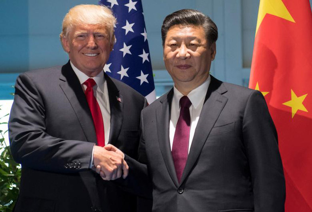Tổng thống Mỹ Donald Trump (trái) bắt tay Chủ tịch Trung Quốc Tập Cận Bình trước khi bắt đầu cuộc hội đàm song phương trong khuôn khổ hội nghị thượng đỉnh của G20.