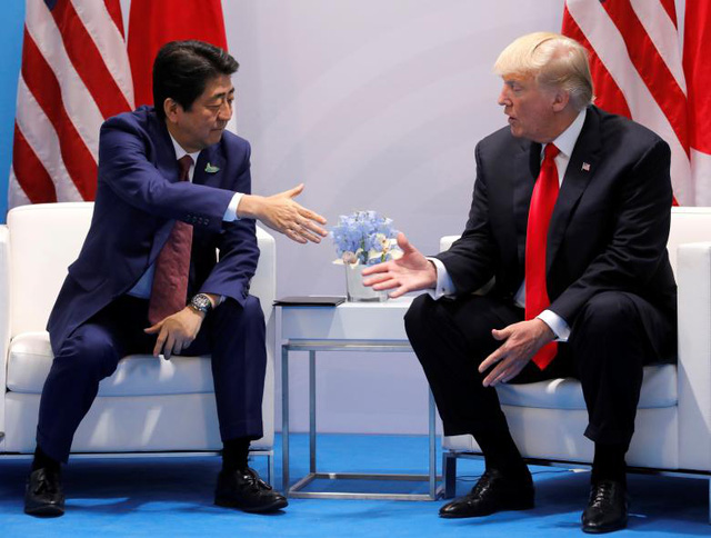 Tổng thống Donald Trump hội đàm song phương với Thủ tướng Nhật Bản Shinzo Abe (trái) tại Hamburg hôm 8/7.