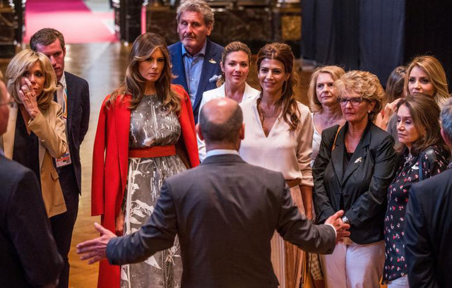 Các đệ nhất phu nhân và phu quân của các nhà lãnh đạo G20, trong đó có Đệ nhất phu nhân Pháp Brigitte Macron (ngoài cùng bên trái), Đệ nhất phu nhân Mỹ Melania Trump (thứ hai từ trái sang), trò chuyện cùng Thị trưởng thành phố Hamburg Olaf Scholz.