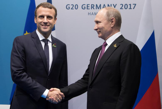 Tổng thống Nga Vladimir Putin họp song phương với người đồng cấp Pháp Emmanuel Macron (trái) tại Đức.