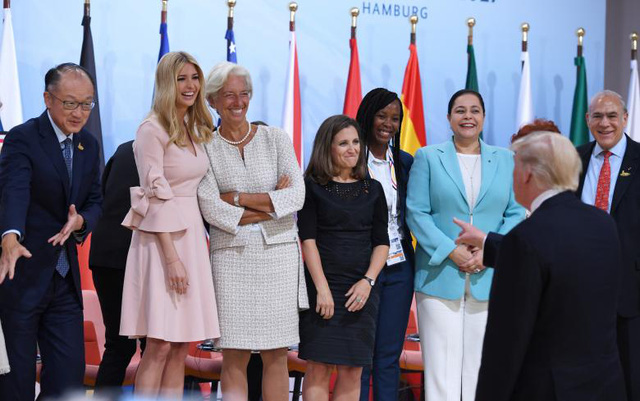 Tổng thống Donald Trump trò chuyện vui vẻ cùng các khách mời tham dự phiên thảo luận của sự kiện “Sáng kiến Tài chính cho nữ doanh nhân”, trong đó có con gái Ivanka (thứ hai từ trái qua).