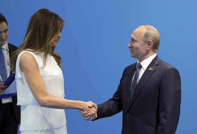 Tổng thống Nga Putin bắt tay Đệ nhất phu nhân Mỹ Melania Trump trong một sự kiện bên lề hội nghị G20.