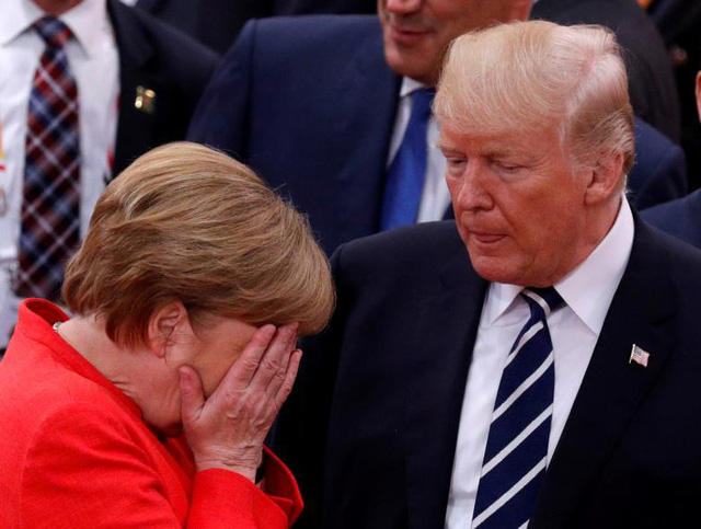 Khoảnh khắc Thủ tướng Đức Angela Merkel ôm mặt khi nói chuyện với Tổng thống Trump.