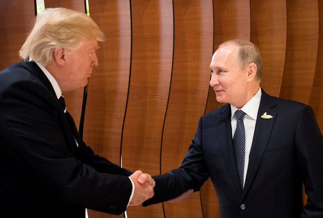 Cái bắt tay đầu tiên giữa Tổng thống Trump và Tổng thống Putin khi hai nhà lãnh đạo gặp nhau tại Hamburg, Đức.
