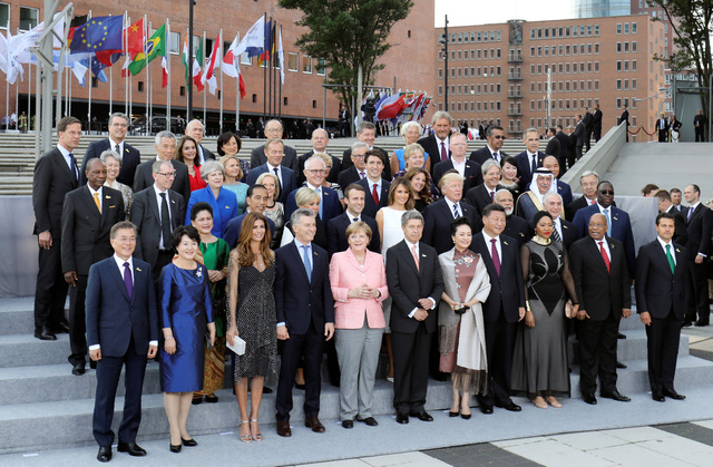 Các lãnh đạo thế giới cùng các phu nhân và phu quân chụp ảnh lưu niệm chung tại hội nghị G20 2017.