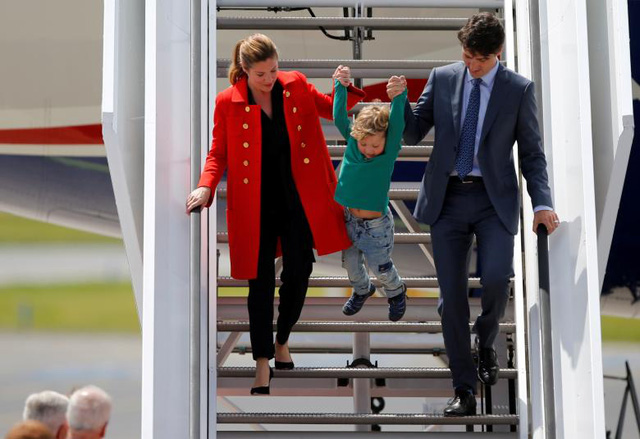 Thủ tướng Canada Justin Trudeau và phu nhân Sophie dắt tay con trai Hadrien bước từ máy bay xuống sân bay ở Đức khi về dự hội nghị G20.