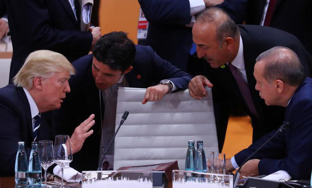 Tổng thống Mỹ Donald Trump (trái), Thủ tướng Canada Justin Trudeau (thứ hai từ trái qua) và Tổng thống Thổ Nhĩ Kỳ Recep Tayyop Erdogan (phải) trao đổi trong một phiên họp.