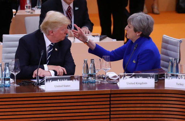 Thủ tướng Anh Theresa May ngồi cạnh Tổng thống Trump trong một phiên họp.
