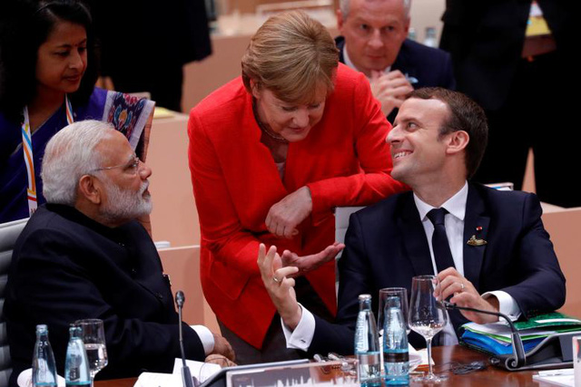 Lãnh đạo nước chủ nhà Angela Merkel trò chuyện với Tổng thống Pháp Emmanuel Macron (phải) và Thủ tướng Ấn Độ Narendra Modi.