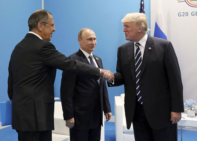 Tổng thống Mỹ Donald Trump (phải), Tổng thống Nga Vladimir Putin (giữa) và Ngoại trưởng Nga Sergei Lavrov gặp gỡ bên lề Hội nghị thượng đỉnh G20 ở Đức. 		                      Ảnh: AP