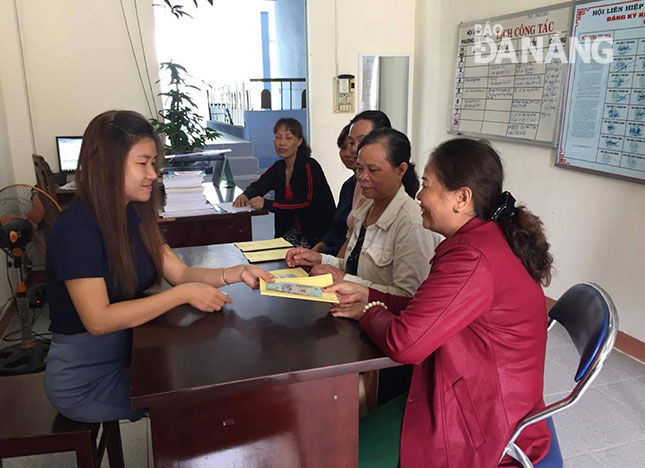 Hội Liên hiệp Phụ nữ quận Thanh Khê thực hiện giải ngân nguồn vốn từ Quỹ hỗ trợ phụ nữ phát triển.