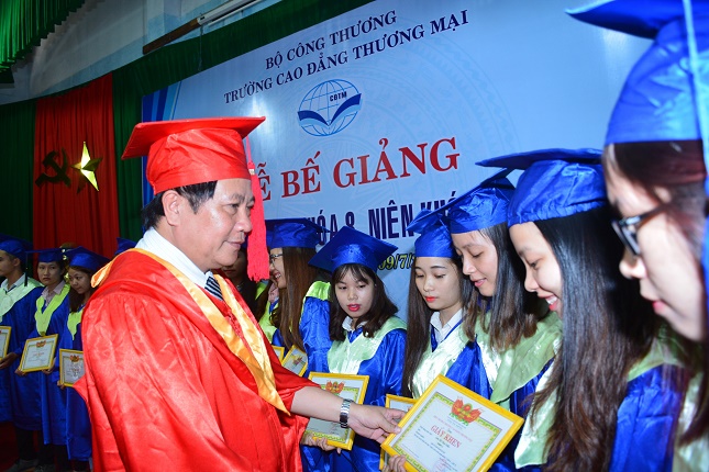 TS. Đinh Văn Tuyên - Bí thư Đảng ủy, Hiệu trưởng Nhà trường trao thưởng sinh viên có thành tích xuất sắc khóa học 2014-2017