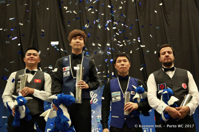 Nguyễn Quốc Nguyện (bìa trái) trong giây phút nhận danh hiệu á quân tại giải Vô địch thế giới Billiards Carom 3 băng 2017. Ảnh: KOZOOM