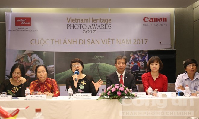 Organisers of the sixth Viet Nam Heritage Photo Awards contest at a press conference in Ha Noi on July 10. (Photo: congan.com.vn)