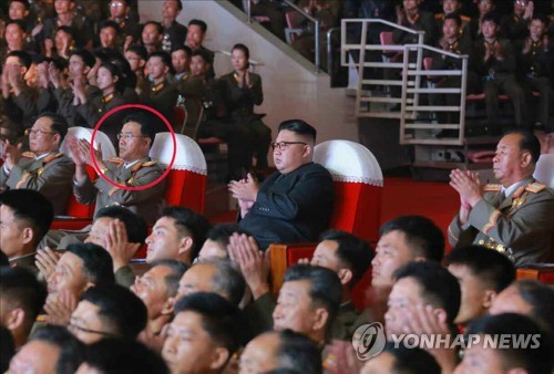 Chủ tịch Viện Khoa học quốc phòng Triều Tiên Jang Chang-ha ngồi kế bên nhà lãnh đạo Kim Jong-un. (Ảnh: Yonhap)
