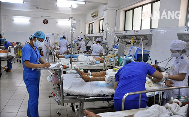 Ngành y tế Đà Nẵng khẳng định công tác khám, chữa bệnh tại các bệnh viện công vẫn bảo đảm dù nhiều bác sĩ xin nghỉ việc. Ảnh: PHAN CHUNG