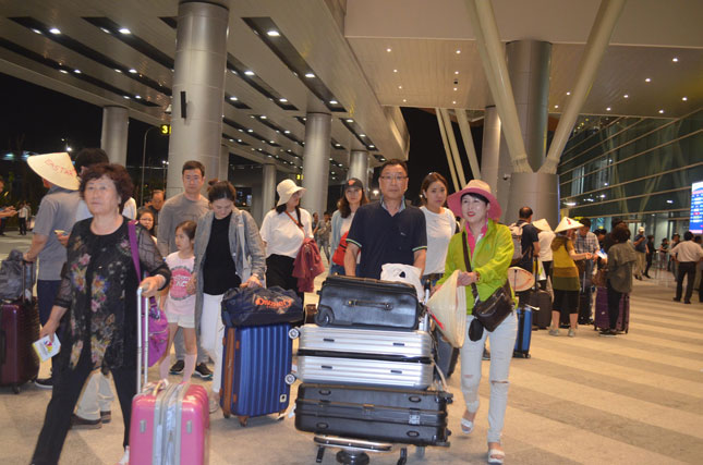 Cảng hàng không quốc tế Đà Nẵng luôn tấp nập khách Hàn Quốc đến vào các buổi tối.