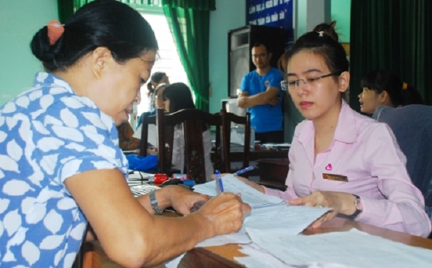 A VBSP employee disbursing a loan to a local resident 