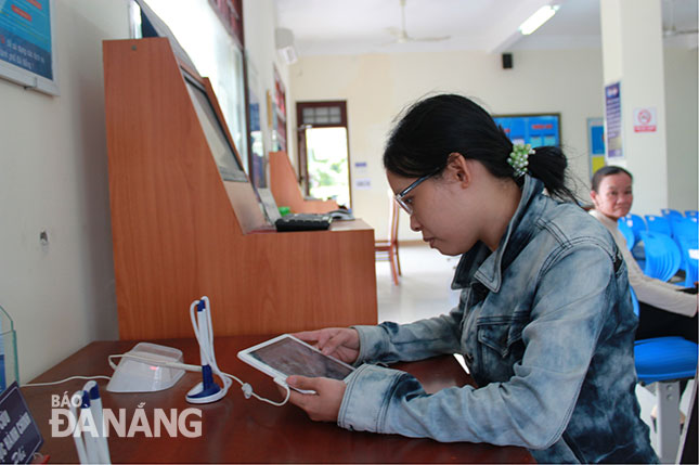 Người dân thực hiện dịch vụ công trực tuyến với phương tiện được trang bị tại UBND huyện Hòa Vang. 